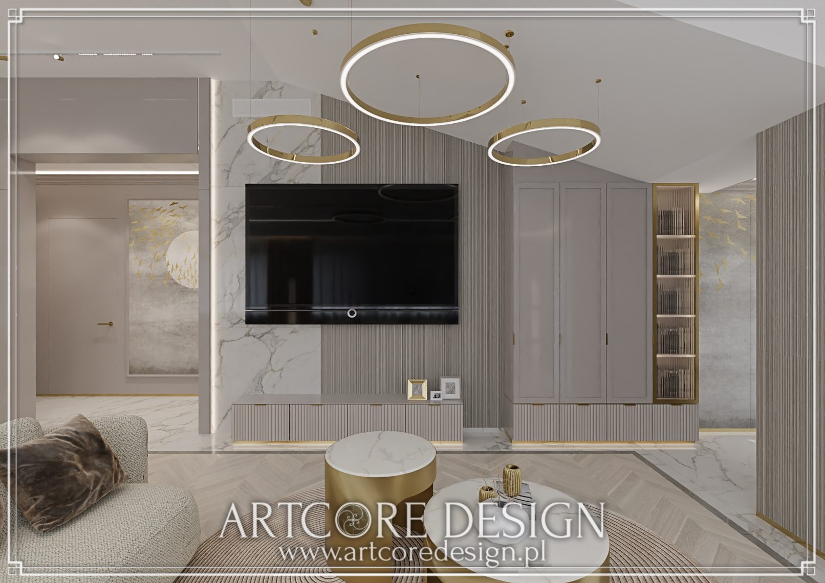 Nowoczesny salon z dużym telewizorem, marmurowymi wykończeniami i złotymi detalami.