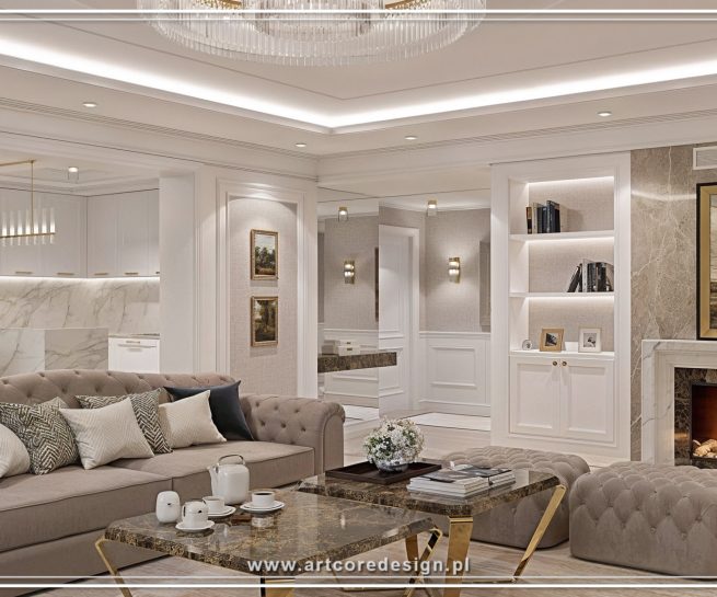 Salon w stylu modern classic w eleganckim apartamencie, zaprojektowany przez architekta wnętrz. Projekt aranżacji obejmuje pikowaną sofę, marmurowy kominek, sztukaterię ścienną oraz zabudowę meblową na wymiar, tworząc luksusowe i ponadczasowe wnętrze strefy dziennej.