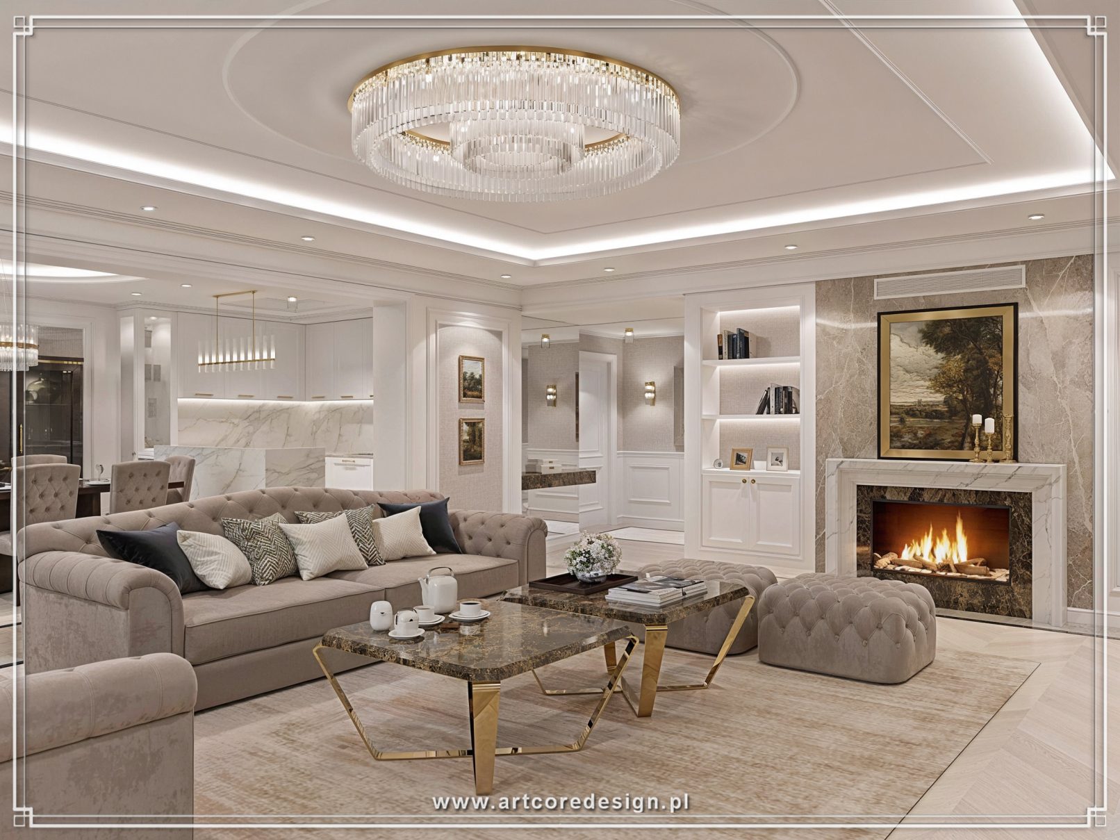 Salon w stylu modern classic z eleganckim kominkiem w kamiennej zabudowie i dekoracyjną sztukaterią sufitową. Projektowanie wnętrz obejmuje pikowane sofy chesterfield, stolik kawowy z marmurowym blatem na złotej podstawie oraz podświetlane wnęki biblioteczne zaprojektowane przez architekta wnętrz.