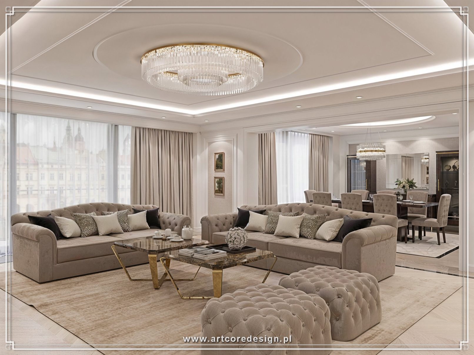 Elegancki salon z jadalnią w układzie open space w jasnej, beżowej kolorystyce. Aranżacja wnętrza obejmuje tapicerowane sofy, geometryczny stolik kawowy ze złotymi elementami oraz klasyczną zabudowę meblową z kamiennymi akcentami i oświetleniem LED.