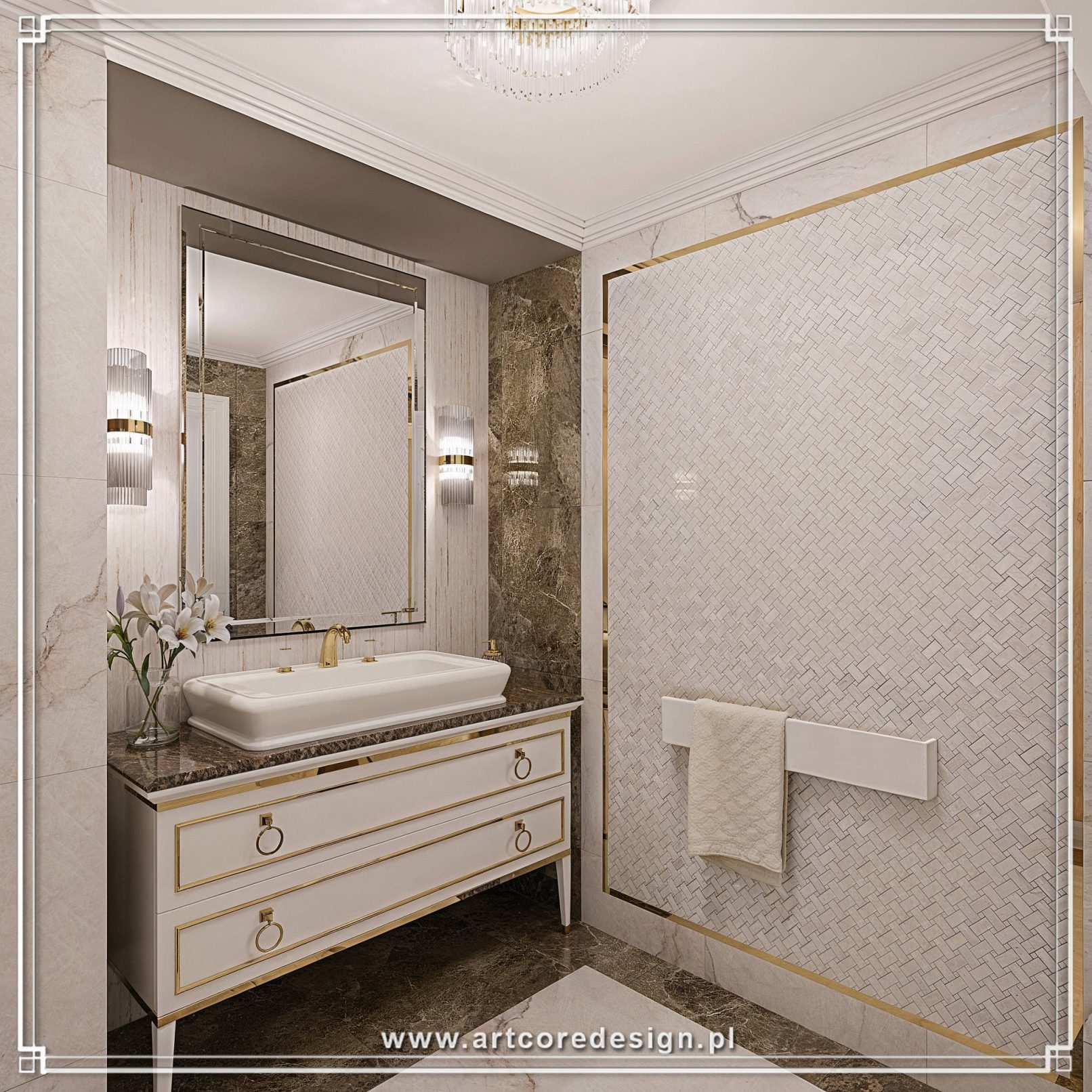 Łazienka w stylu klasycznej elegancji z marmurowymi okładzinami ściennymi i frezowaną zabudową podumywalkową na wymiar. Kompleksowe projektowanie wnętrz obejmuje złotą armaturę, dekoracyjne oświetlenie ścienne oraz duże lustro optycznie powiększające przestrzeń.
