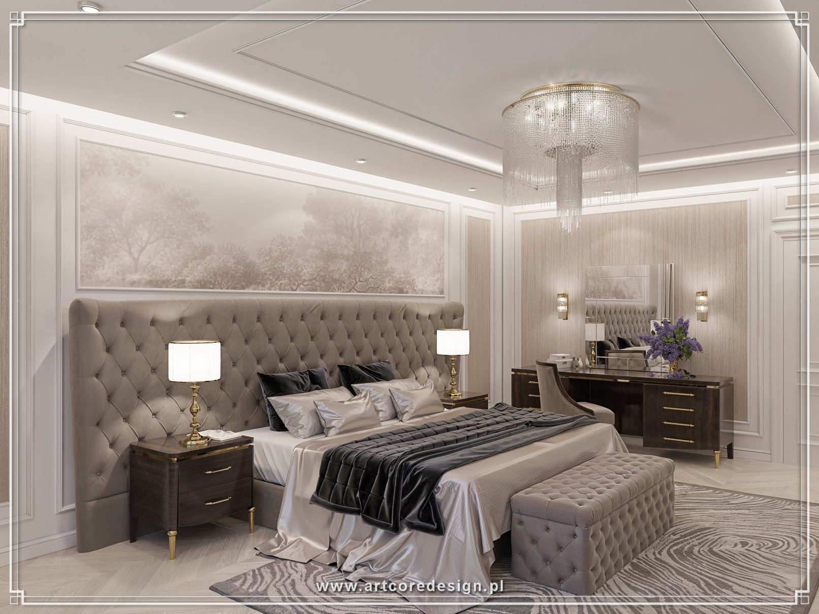 Sypialnia w stylu glamour z wysokim, pikowanym wezgłowiem i eleganckim oświetleniem sufitowym. Projekt wnętrza domu obejmuje tapicerowaną ławkę u stóp łóżka, klasyczne stoliki nocne oraz dekoracyjną tapetę w ramie sztukateryjnej, tworząc luksusową przestrzeń zaprojektowaną przez architekta wnętrz.