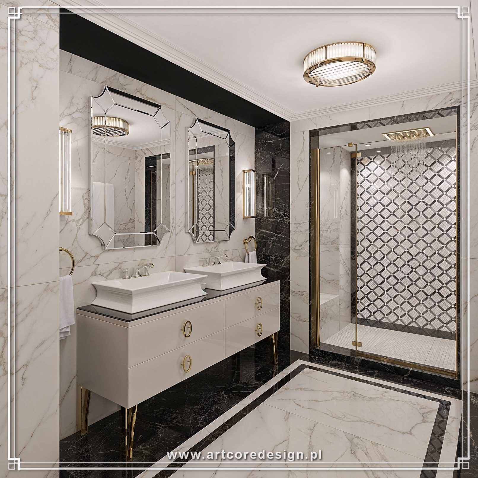 Klasyczna łazienka z marmurowymi okładzinami ścian i podłóg oraz podwójną strefą umywalkową. Projektant wnętrz zastosował złotą armaturę, dekoracyjne lustra w ozdobnych ramach i przeszkloną kabinę prysznicową z geometryczną mozaiką, podkreślając elegancki charakter wnętrza domu.