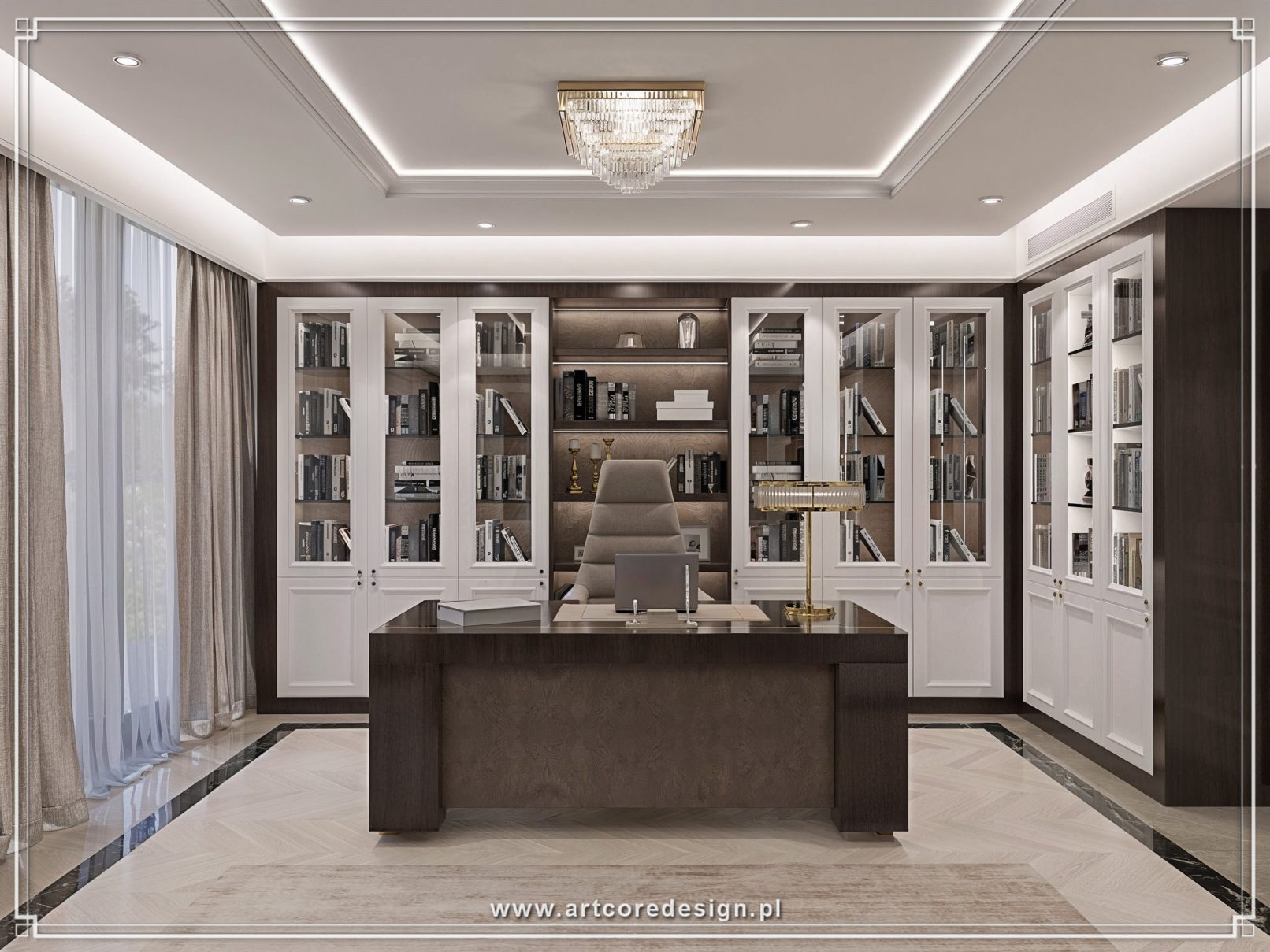 Gabinet domowy w stylu klasycznym z elegancką biblioteką na wymiar i dużym drewnianym biurkiem. Projektowanie wnętrz łączy ciemne fornirowane zabudowy stolarskie z białymi witrynami, podświetlanymi półkami oraz dekoracyjnym oświetleniem sufitowym, tworząc reprezentacyjną przestrzeń do pracy w domu jednorodzinnym.