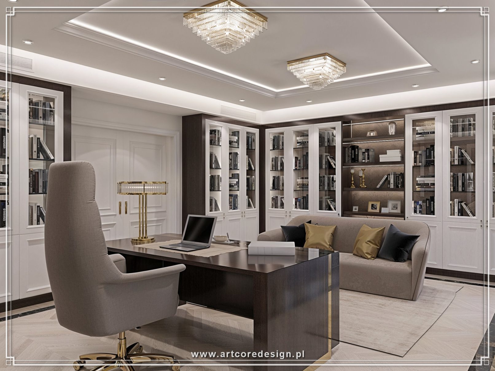 Luksusowy home office zaprojektowany przez architekta wnętrz z kompleksową zabudową stolarską i przeszklonymi regałami na książki. Aranżacja gabinetu łączy klasyczną elegancję z nowoczesnym detalem – tapicerowany fotel, dekoracyjne lampy w kolorze złota oraz starannie zaplanowane oświetlenie podkreślają prestiżowy charakter przestrzeni.