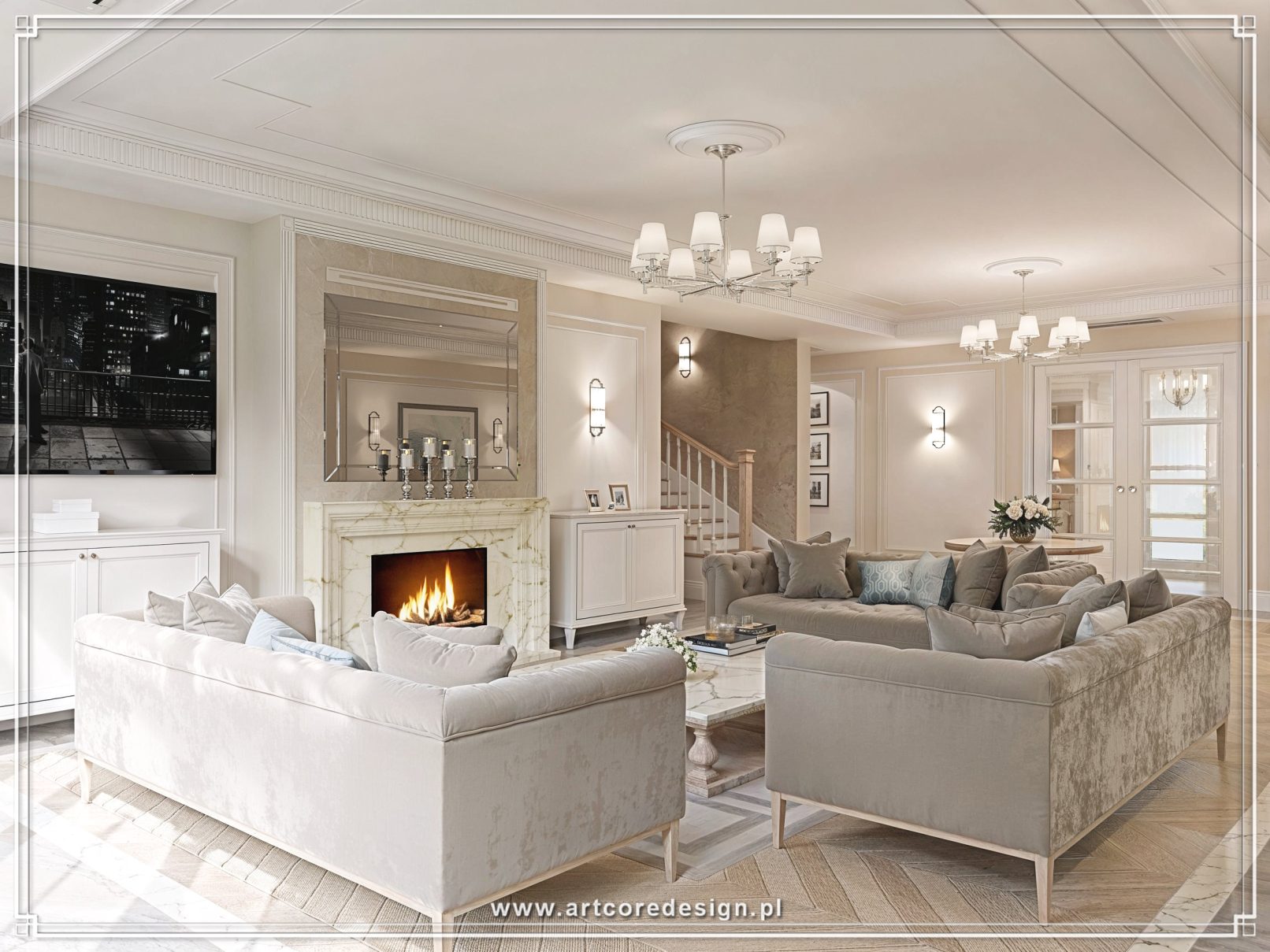 Klasyczny salon z marmurowym kominkiem, eleganckimi sofami i sztukaterią sufitową w jasnej aranżacji.