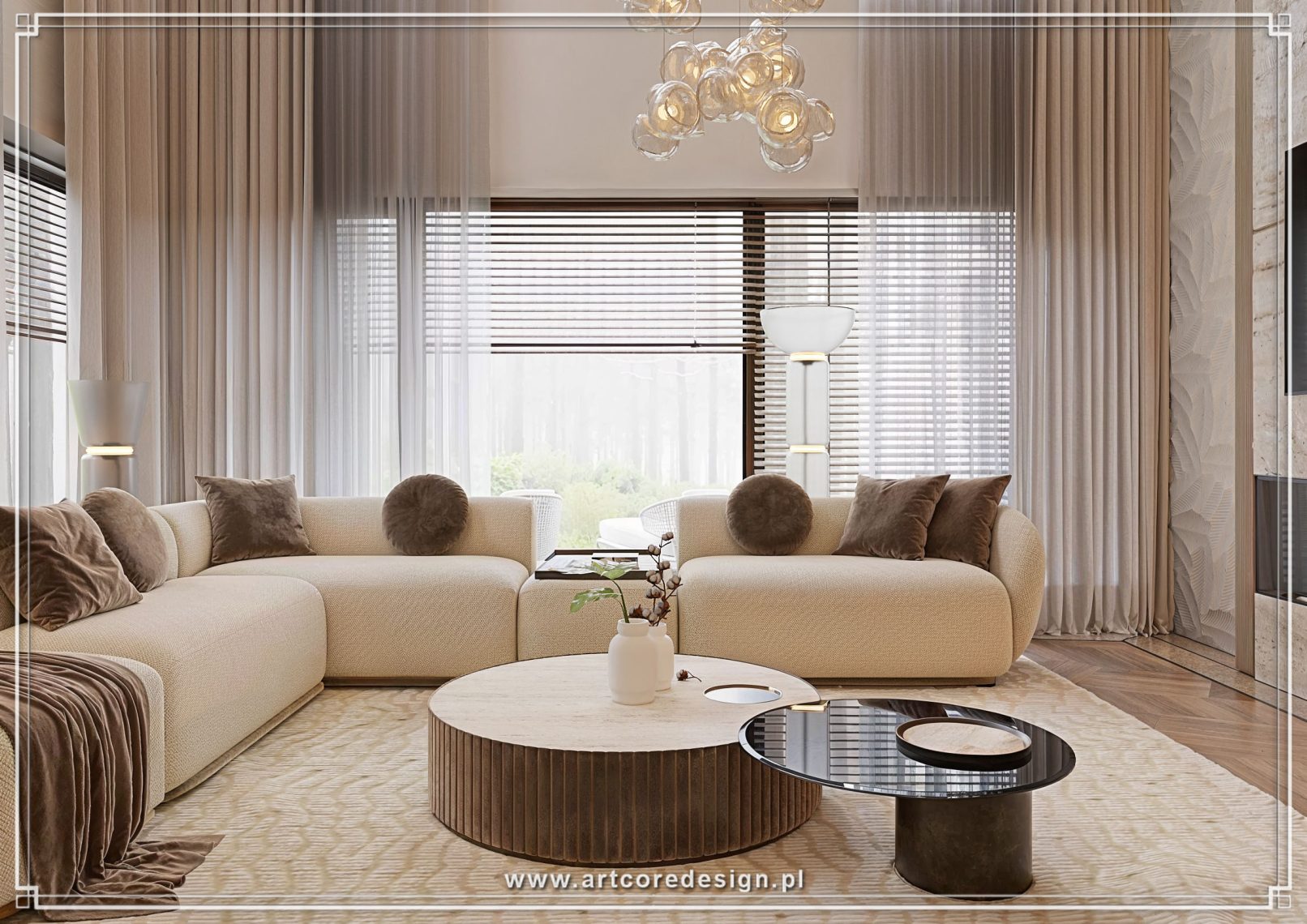 Przestronny salon w domu jednorodzinnym z antresolą i kominkiem, zaprojektowany przez architekta wnętrz. Projektowanie wnętrz obejmuje kamienną ścianę RTV, designerskie oświetlenie wiszące, drewnianą podłogę w jodełkę oraz strefę wypoczynkową w stonowanych beżach, tworząc elegancką i nowoczesną aranżację wnętrza.