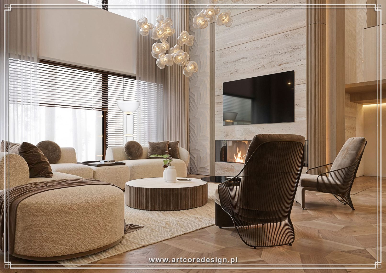 Aranżacja przestronnego salonu w domu jednorodzinnym z kominkiem i antresolą, wykonana przez architekta wnętrz. Projektowanie wnętrz obejmuje strefę wypoczynkową z designerskimi fotelami, sofą w jasnej tapicerce, drewnianą podłogą w jodełkę oraz efektownym oświetleniem wiszącym, tworząc eleganckie i nowoczesne wnętrze domu.