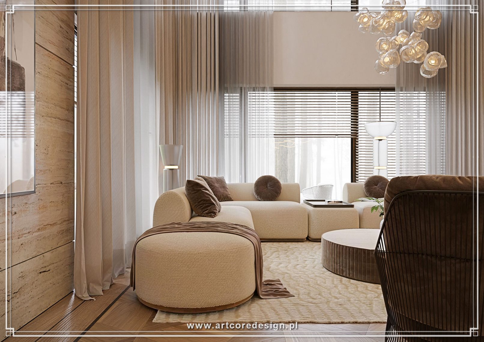 Nowoczesna strefa wypoczynkowa w salonie domu jednorodzinnego zaprojektowana przez architekta wnętrz. Projektowanie wnętrz obejmuje modułową sofę w jasnej tapicerce, dekoracyjne poduszki, zasłony na pełną wysokość oraz drewnianą podłogę w jodełkę, tworząc elegancką i harmonijną aranżację wnętrza domu.