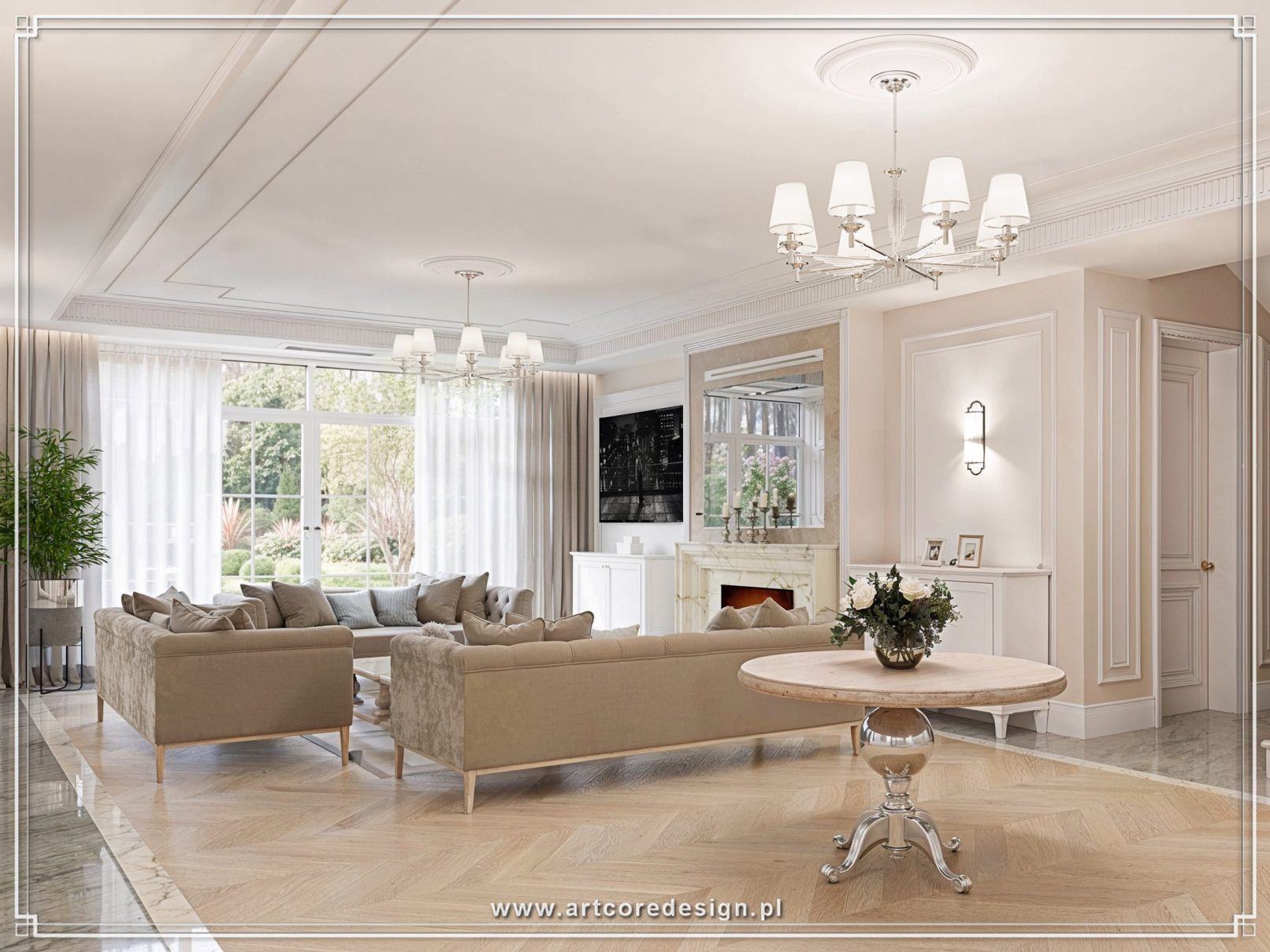 Przestronny salon klasyczny z marmurowym kominkiem, eleganckimi sofami oraz wyjściem na ogród przez duże przeszklenia.