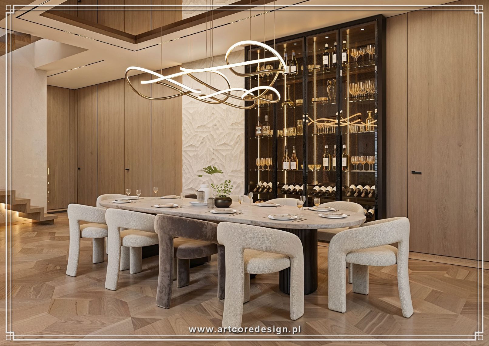 Nowoczesna jadalnia w domu jednorodzinnym zaprojektowana przez projektanta wnętrz, z dużym stołem, tapicerowanymi krzesłami i efektowną lampą wiszącą. Indywidualny projekt wnętrza uwzględnia zabudowę meblową oraz przeszkloną ekspozycję win, tworząc elegancką i funkcjonalną przestrzeń.