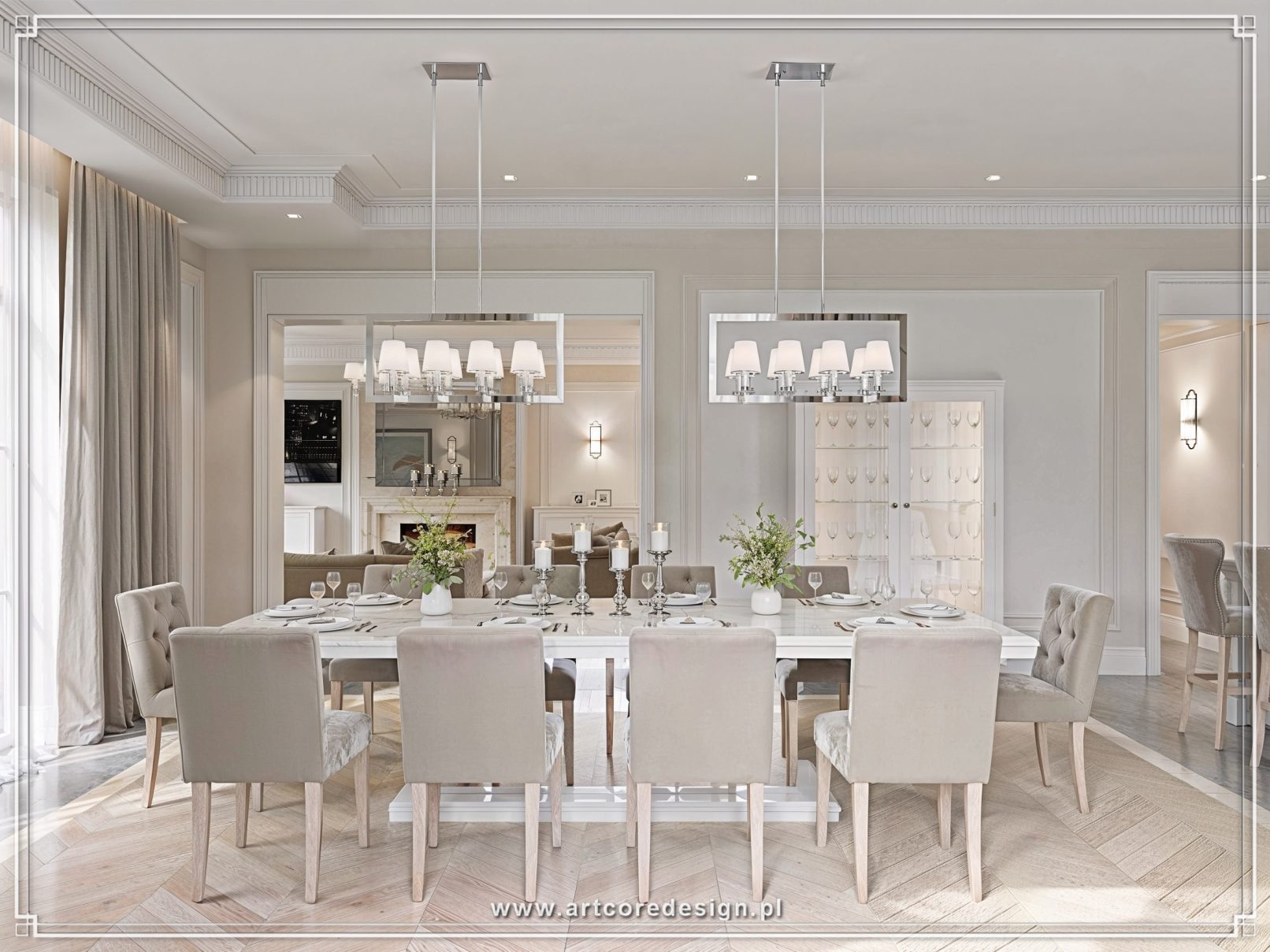 Klasyczna jadalnia z dużym stołem, tapicerowanymi krzesłami oraz dekoracyjnym oświetleniem wiszącym.