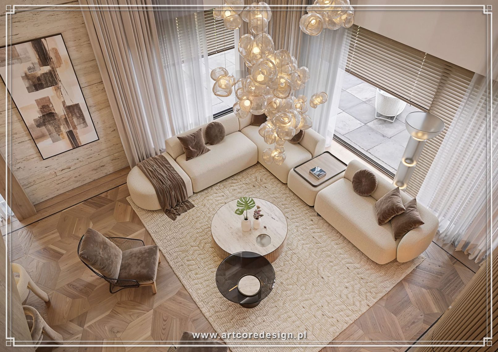 Nowoczesny salon z antresolą w domu prywatnym zaprojektowany przez projektanta wnętrz. Indywidualny projekt wnętrza uwzględnia modułową sofę, dekoracyjne zasłony na pełną wysokość oraz efektowną lampę wiszącą, budując elegancką i reprezentacyjną przestrzeń dzienną.