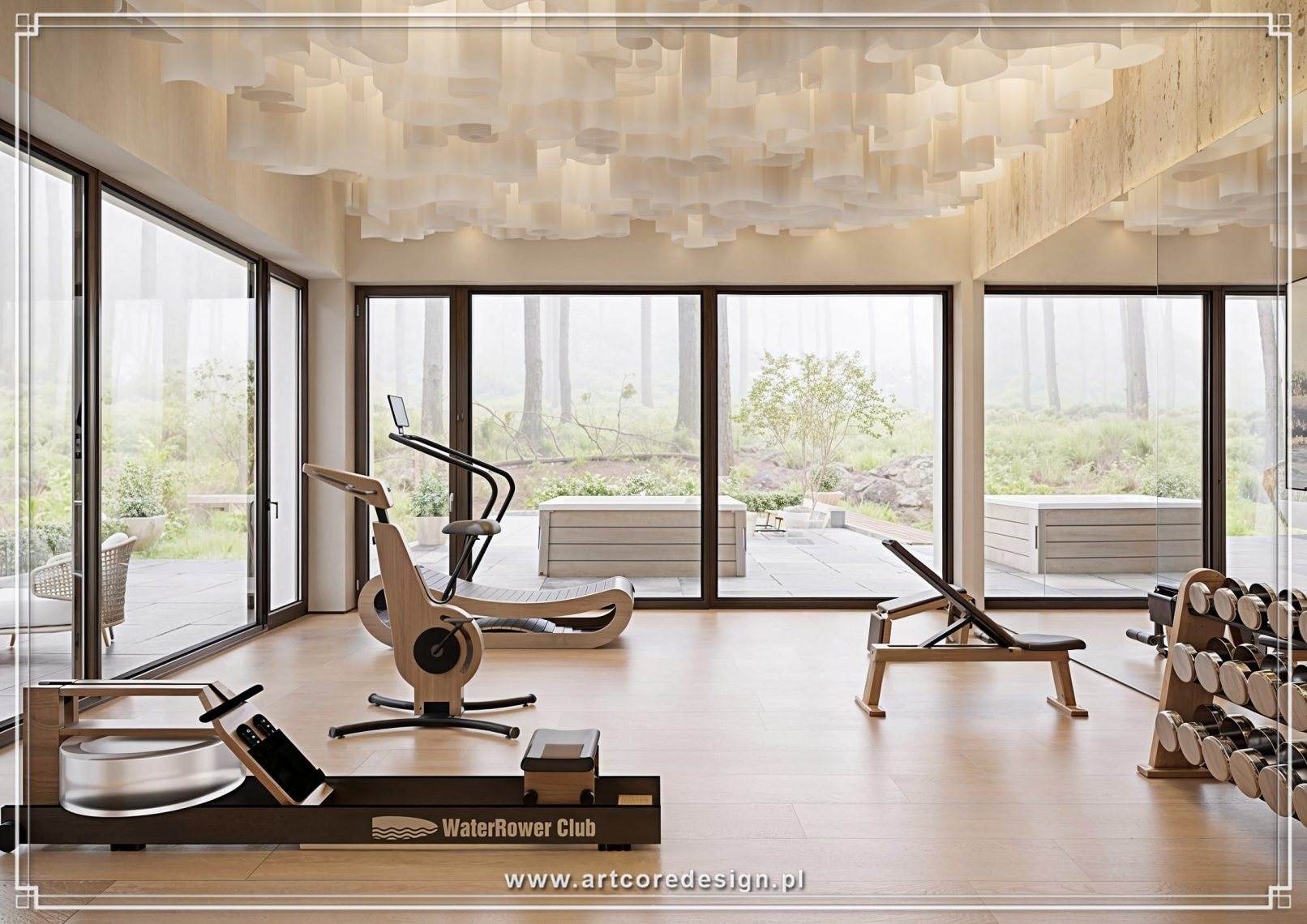 Domowa siłownia w nowoczesnym domu zaprojektowana przez architekta wnętrz, z panoramicznymi przeszkleniami i widokiem na ogród. Projekt wnętrza obejmuje sprzęt treningowy, naturalne wykończenia z drewna oraz dekoracyjny sufit, tworząc funkcjonalną i estetyczną strefę fitness w domu prywatnym.