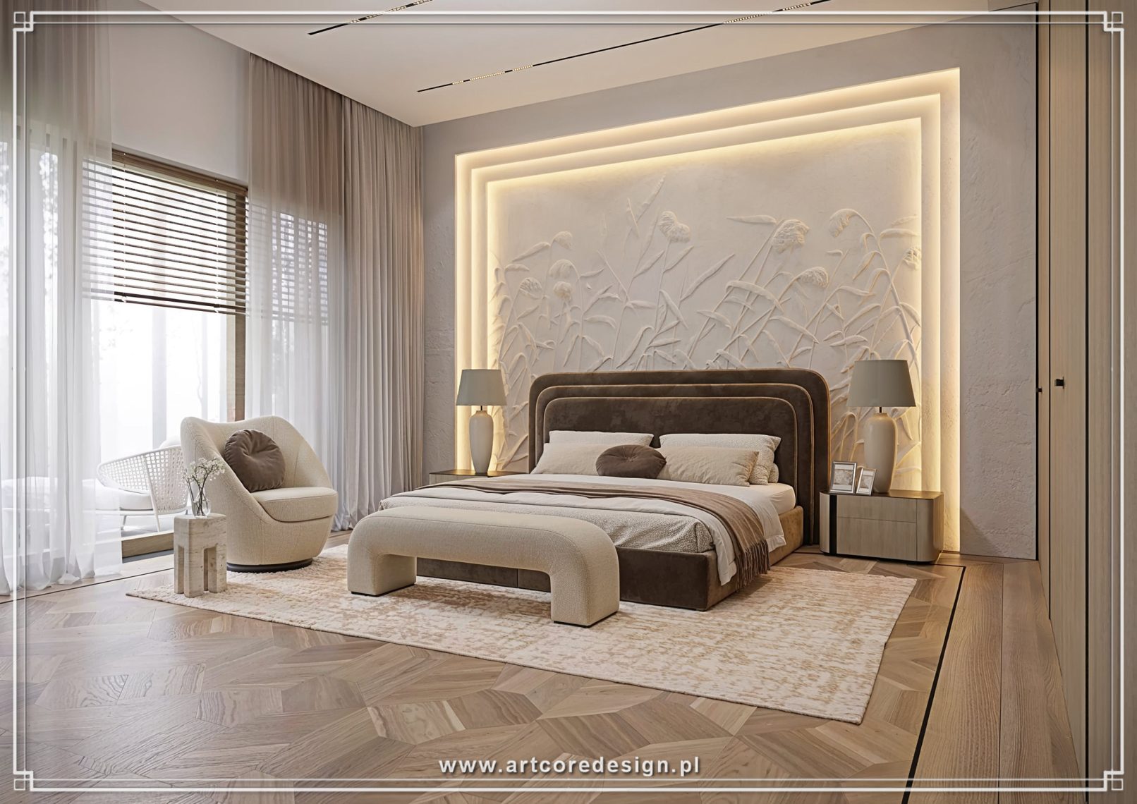 Nowoczesna sypialnia w domu jednorodzinnym zaprojektowana przez projektanta wnętrz, z tapicerowanym łóżkiem, dekoracyjną ścianą 3D oraz subtelnym podświetleniem LED. Indywidualny projekt wnętrza wykorzystuje naturalne tkaniny, drewnianą podłogę w jodełkę oraz zabudowę na wymiar, tworząc przytulną i elegancką przestrzeń prywatną.