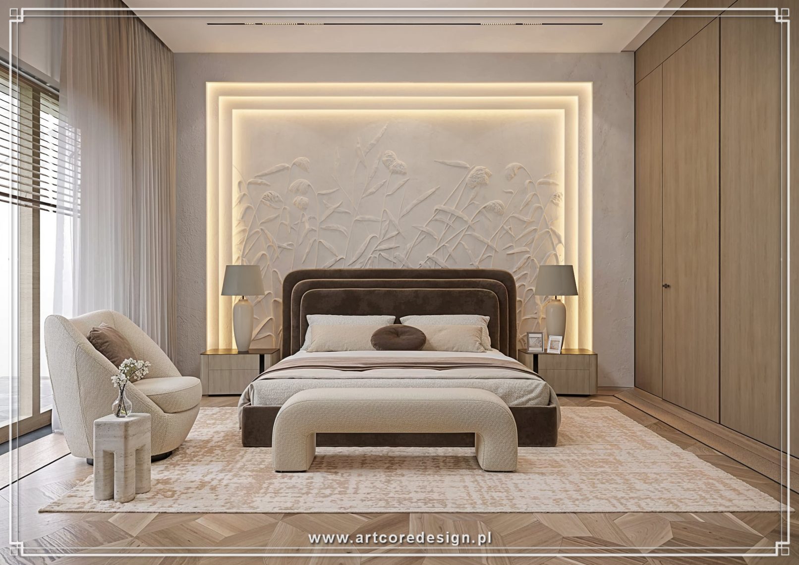 Luksusowa sypialnia w domu jednorodzinnym zaprojektowana przez architekta wnętrz, z tapicerowanym łóżkiem, dekoracyjną ścianą strukturalną i podświetleniem LED. Indywidualny projekt wnętrza łączy naturalne tkaniny, drewnianą podłogę w jodełkę oraz zabudowę na wymiar, tworząc elegancką przestrzeń prywatną.