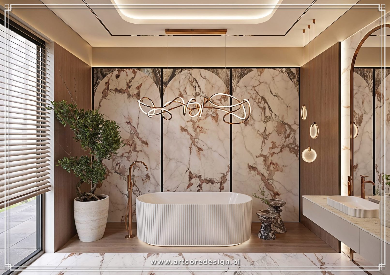 Projekt łazienki z wanną wolnostojącą w nowoczesnym domu, opracowany przez pracownię projektowania wnętrz. Aranżacja obejmuje okładzinę z wielkoformatowego marmuru, drewniane panele ścienne oraz designerskie oświetlenie, podkreślając charakter wnętrza premium.