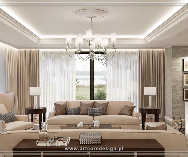 Salon w stylu modern classic z kominkiem i dużymi przeszkleniami w luksusowym domu jednorodzinnym. Projekt wnętrz autorstwa architekta wnętrz obejmuje elegancką strefę wypoczynkową, naturalne materiały oraz ponadczasową aranżację przestrzeni dziennej.