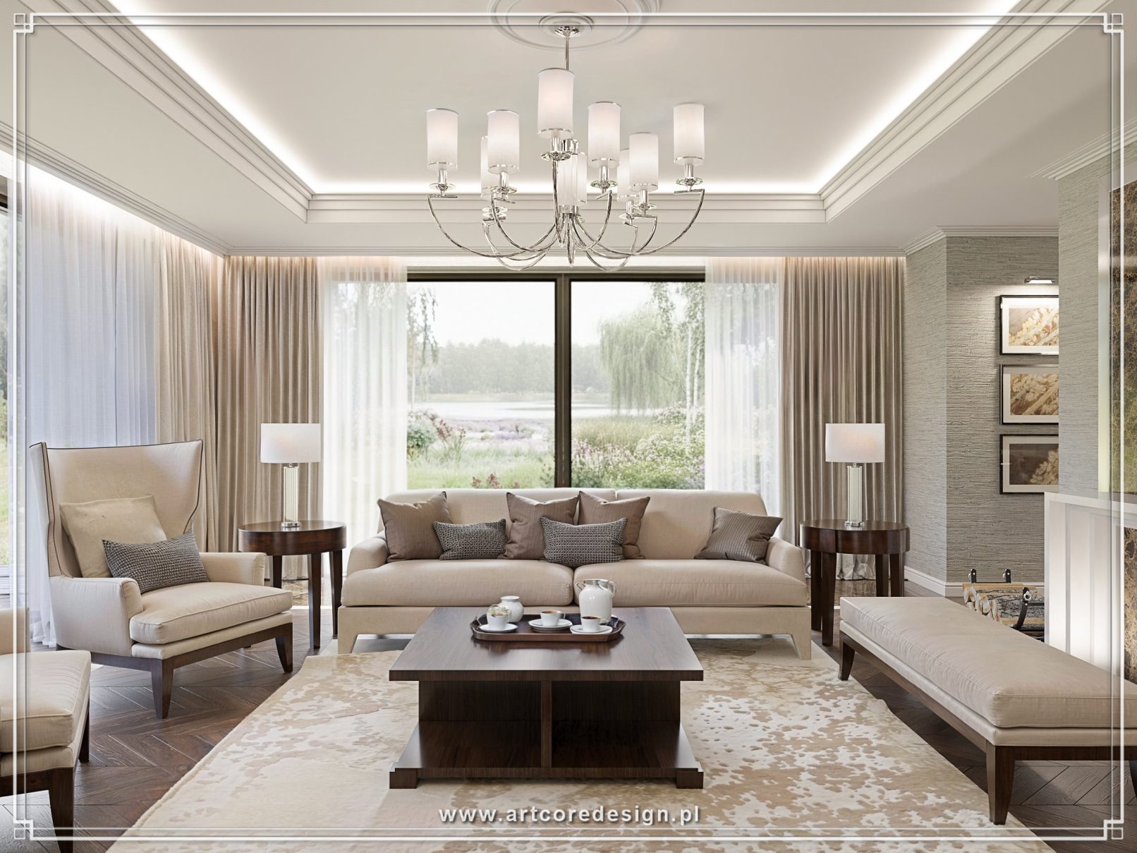Aranżacja salonu w klasycznym stylu z nutą nowoczesności. Projektowanie wnętrz obejmuje symetryczny układ mebli, dekoracyjne sztukaterie sufitowe, designerski żyrandol oraz stonowaną paletę beżów i brązów.