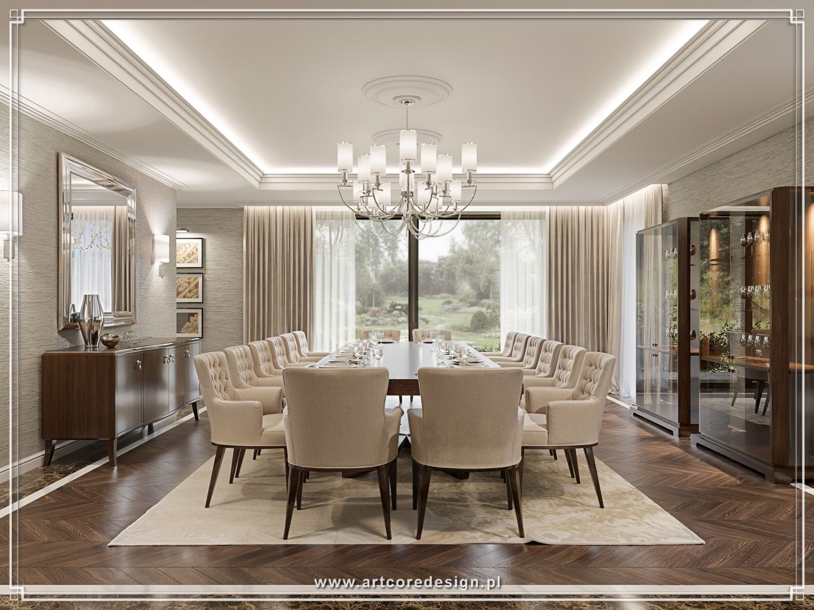 Jadalnia w apartamencie zaprojektowana przez architekta wnętrz w stylu klasycznym. Długi stół z tapicerowanymi krzesłami, witryny na szkło, parkiet w jodełkę oraz eleganckie oświetlenie sufitowe podkreślają prestiżowy charakter aranżacji.