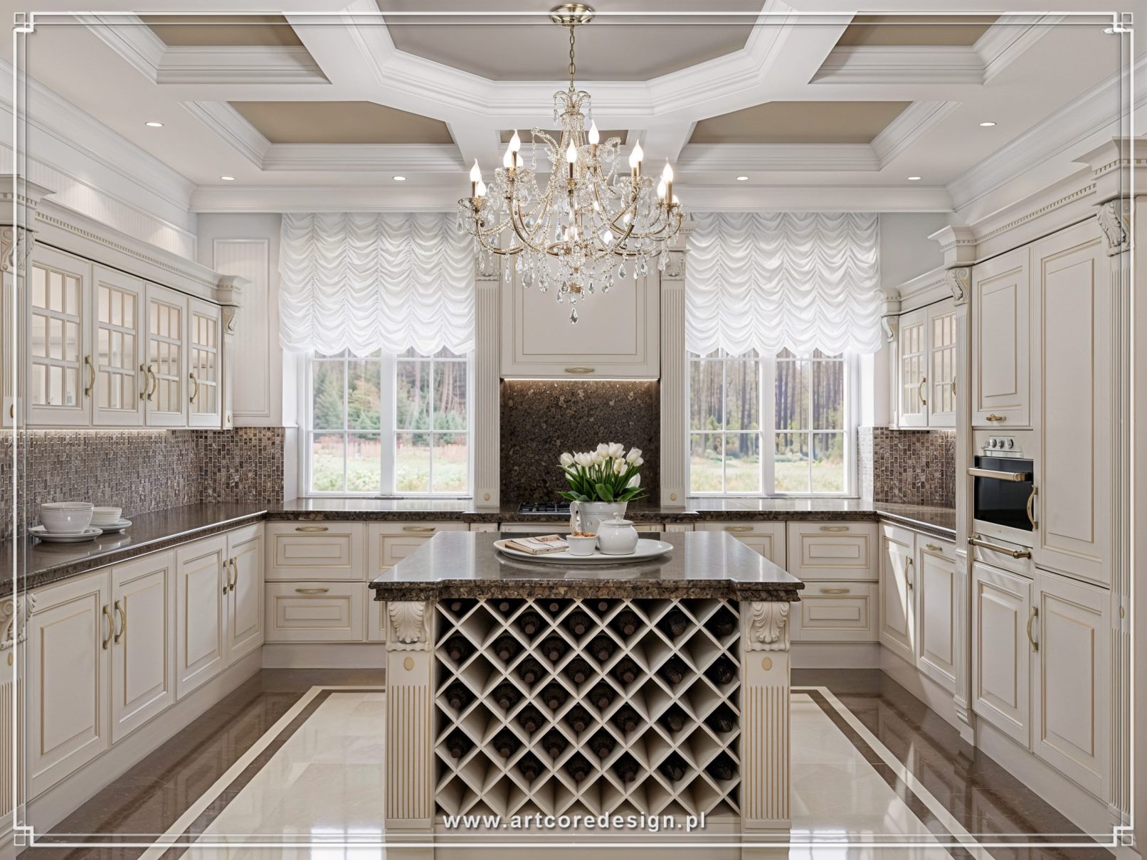 Elegancka kuchnia w stylu klasycznym z wyspą, okrągłym stołem jadalnianym i kryształowym żyrandolem. Jasne wnętrze z zabudową na wymiar i dekoracyjnym sufitem.