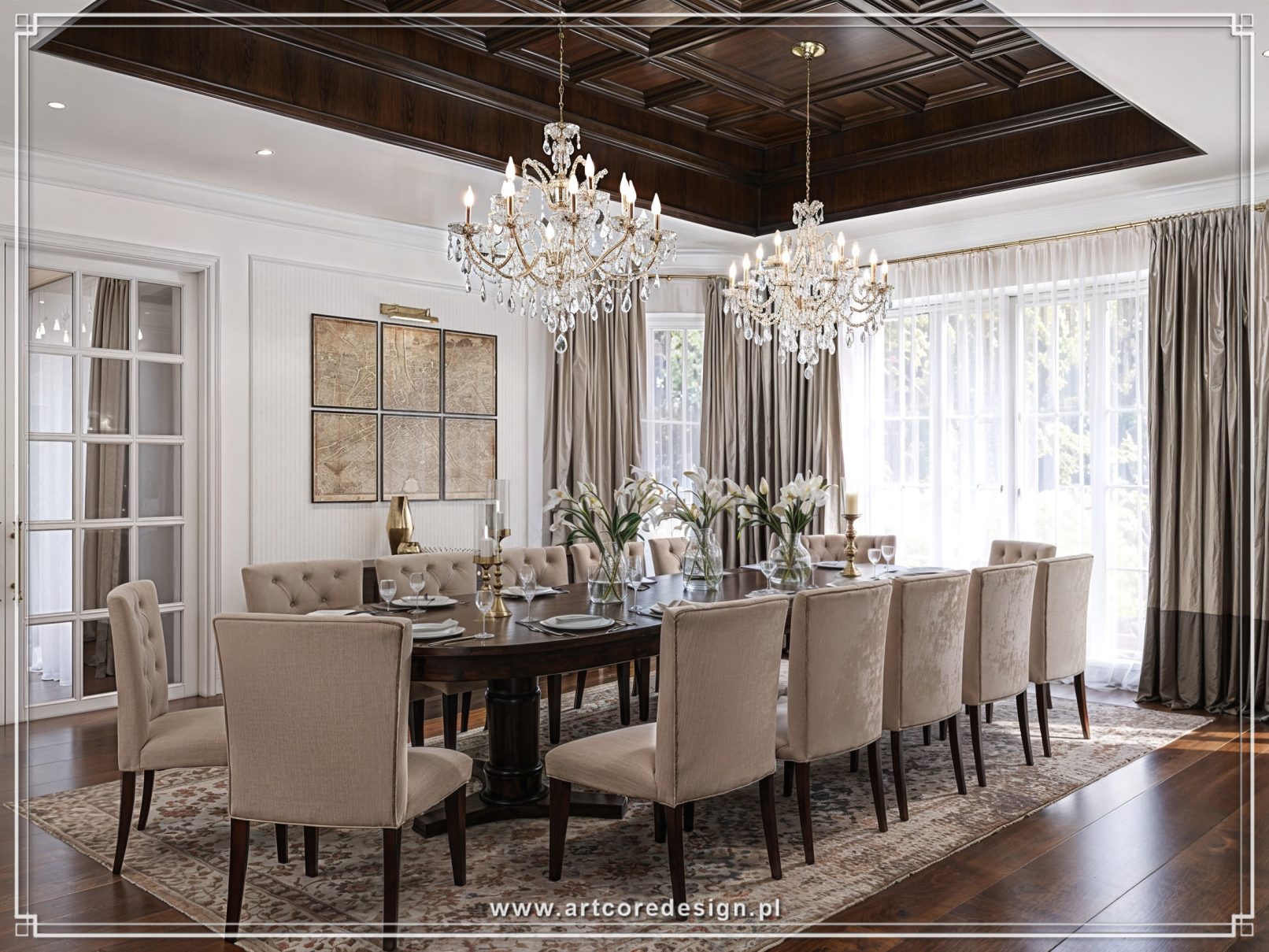 Elegancka jadalnia w stylu klasycznym z dużym stołem, tapicerowanymi krzesłami i kryształowymi żyrandolami. Wnętrze z drewnianym sufitem i dużymi oknami