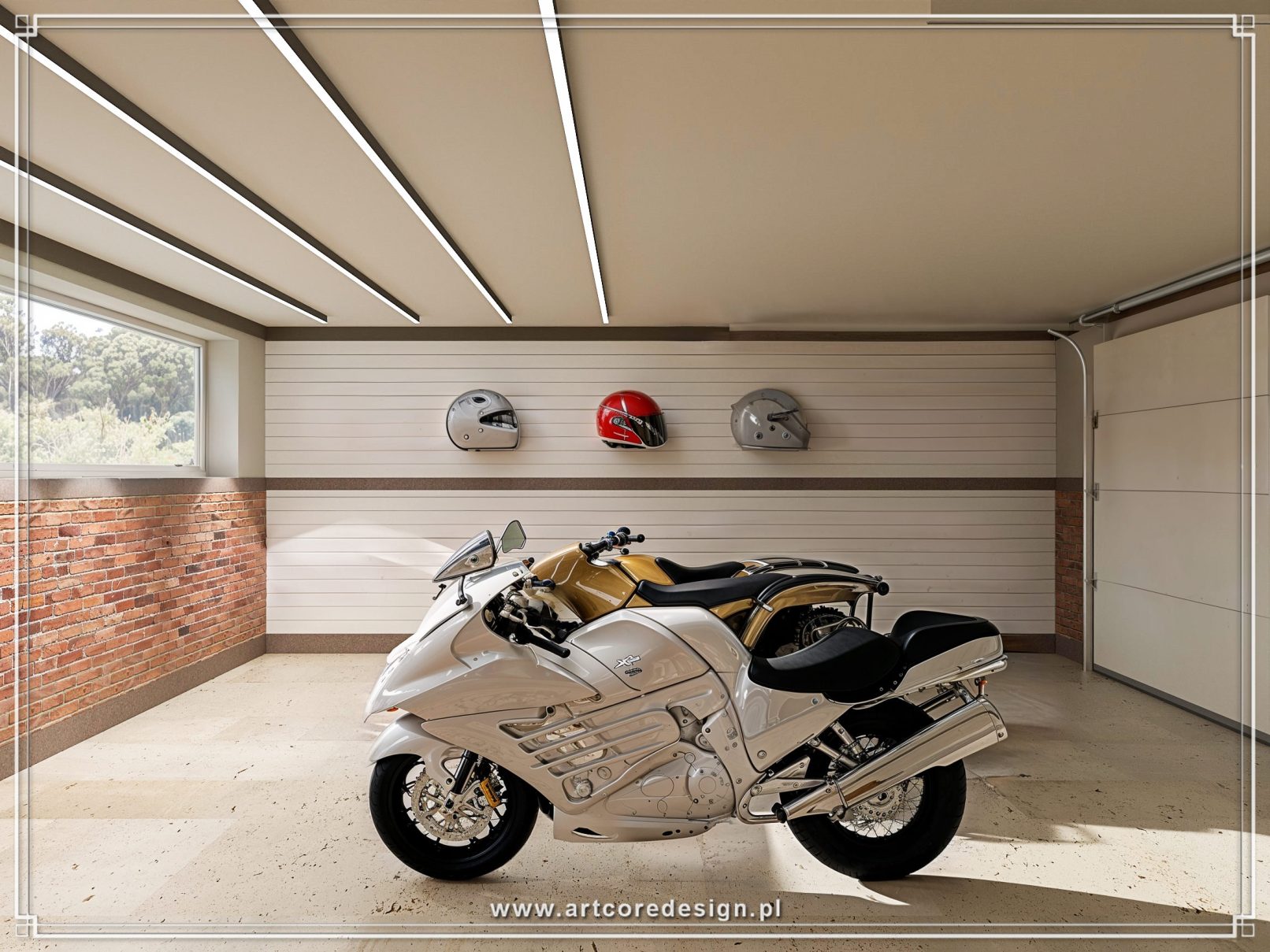 Garaż z wydzieloną strefą hobby w eleganckim domu. Projektowanie wnętrz obejmuje nowoczesne oświetlenie sufitowe, dekoracyjną ścianę z ekspozycją kasków oraz przemyślaną aranżację przestrzeni dla motocykla i kolekcji motoryzacyjnej.